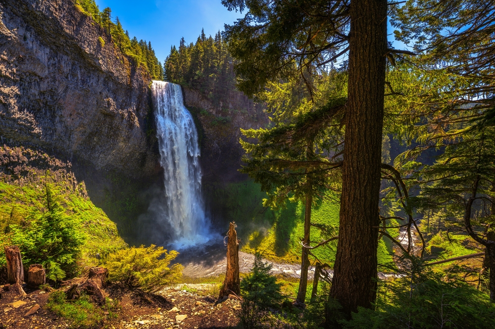 Fall in Oregon Places to Visit Foliage Hikes Festivals shutterstock 2609147397 | Fall in Oregon: Places to Visit, Foliage, Hikes & Festivals