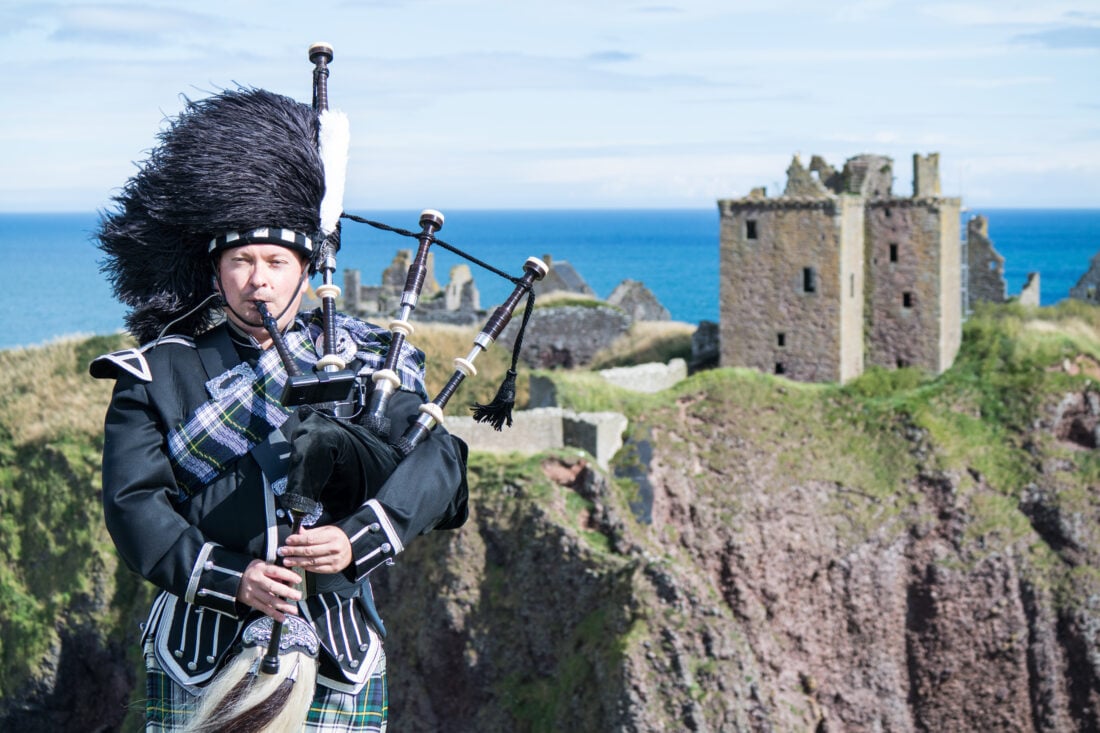 Traditional,Scottish,Bagpiper,In,Full,Dress,Code,At,Dunnottar,Castle