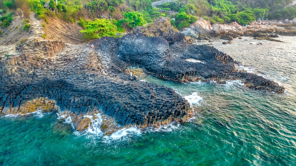 shutterstock 2491166373 | Two Scots Abroad giants causeway
