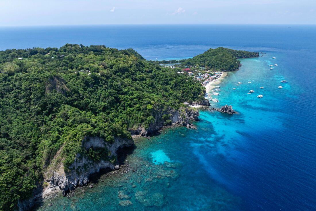 Apo Island shutterstock 2682581451 | Where Can You Swim with Turtles? The Best Destinations Worldwide