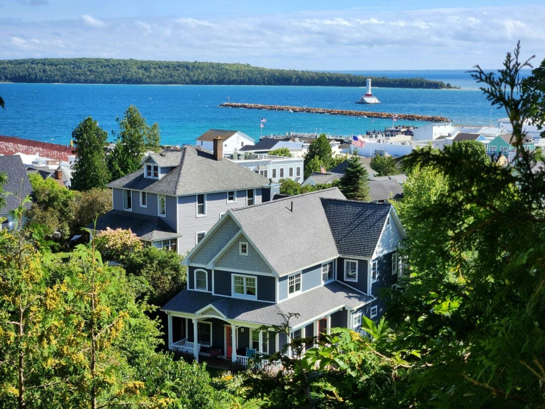 Mackinac Island pexels paul harrington 204760746 28192043 | Great Lakes Towns That Deliver Big Views and Small-Town Charm
