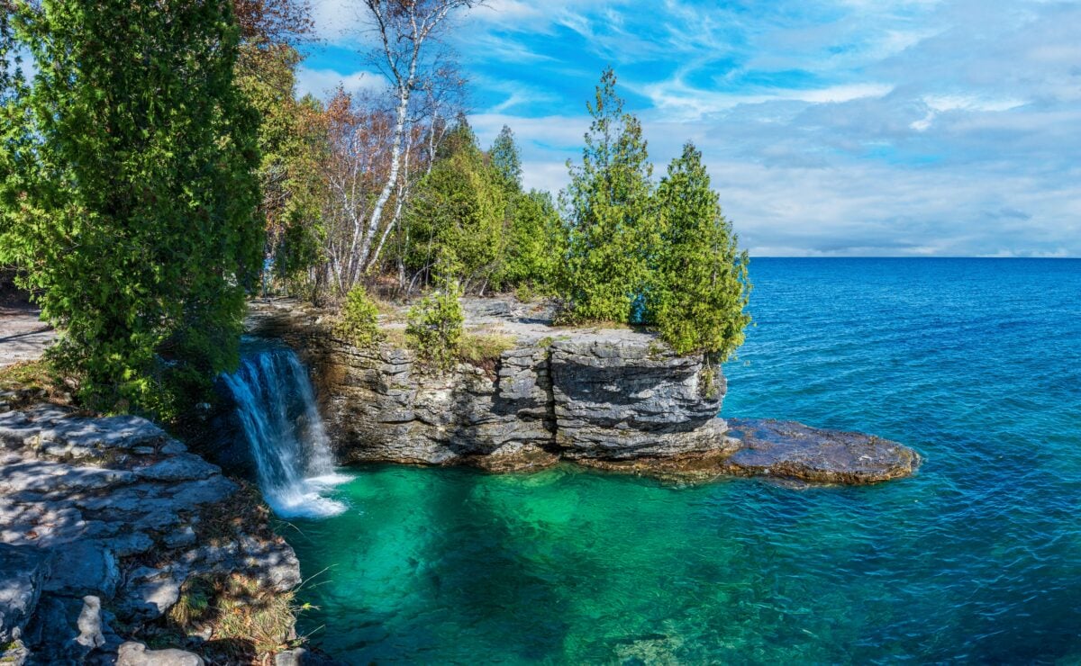 shutterstock 2529359761 | Two Scots Abroad shutterstock 2529359761 | This Old Quarry in Wisconsin Is Now a Hiking Paradise: Here's Why You Should Go!