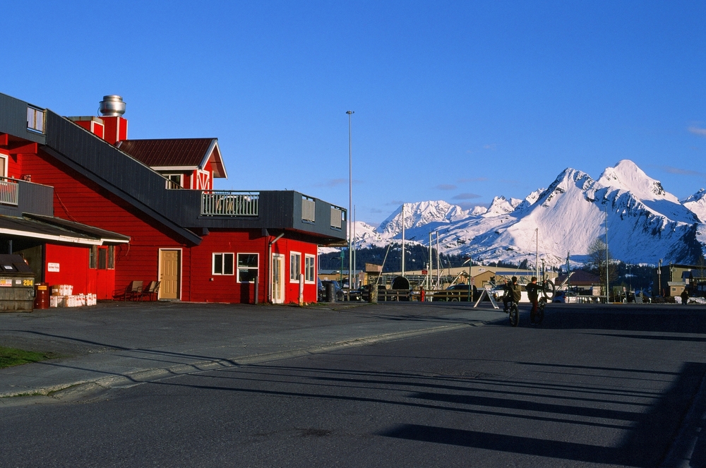 shutterstock 2566633707 | Best Time to Visit Alaska: Seasons, Weather, Crowds, Costs