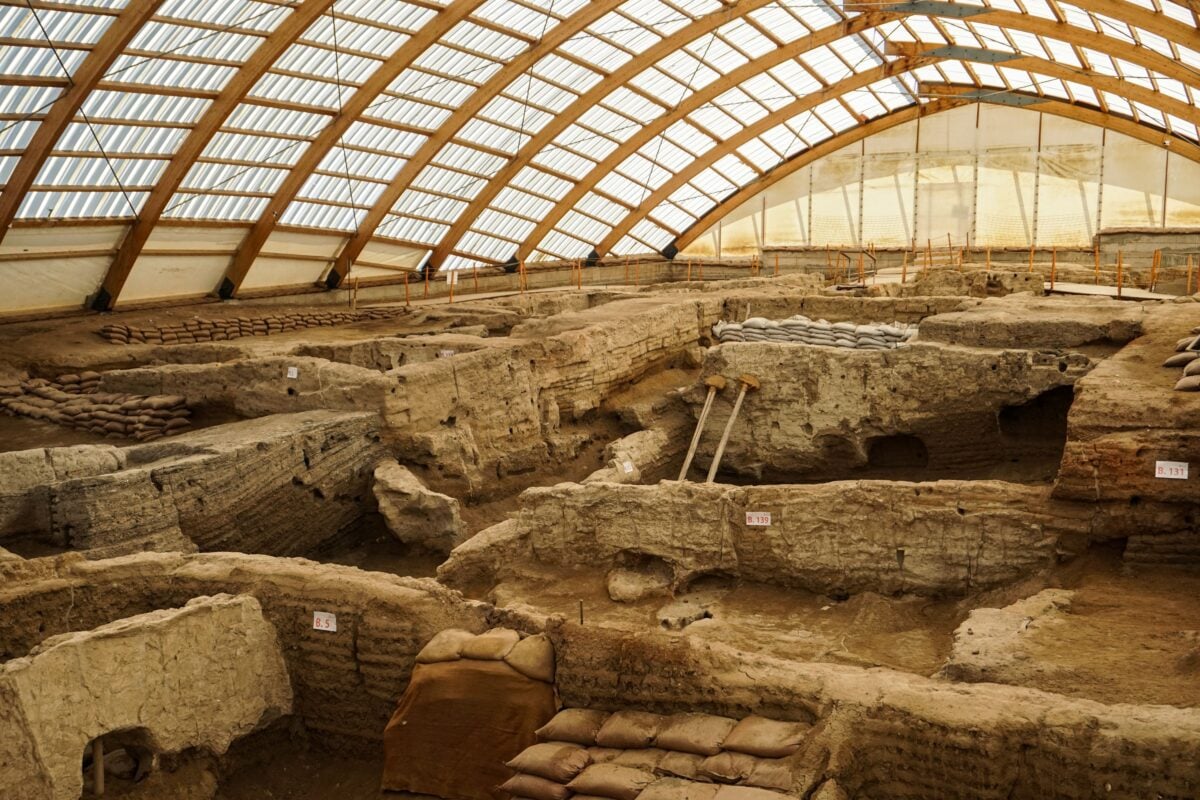 pexels 22944286 | Two Scots Abroad Explore the ancient ruins of Çatalhöyük, a key archaeological site in Türkiye.