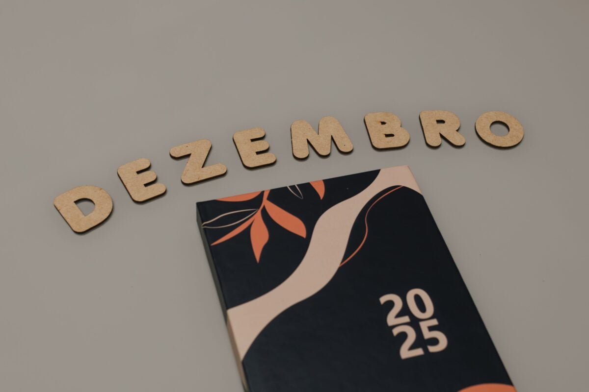 pexels 29509383 | Two Scots Abroad Stylish calendar with December in Portuguese and elegant design for 2025.