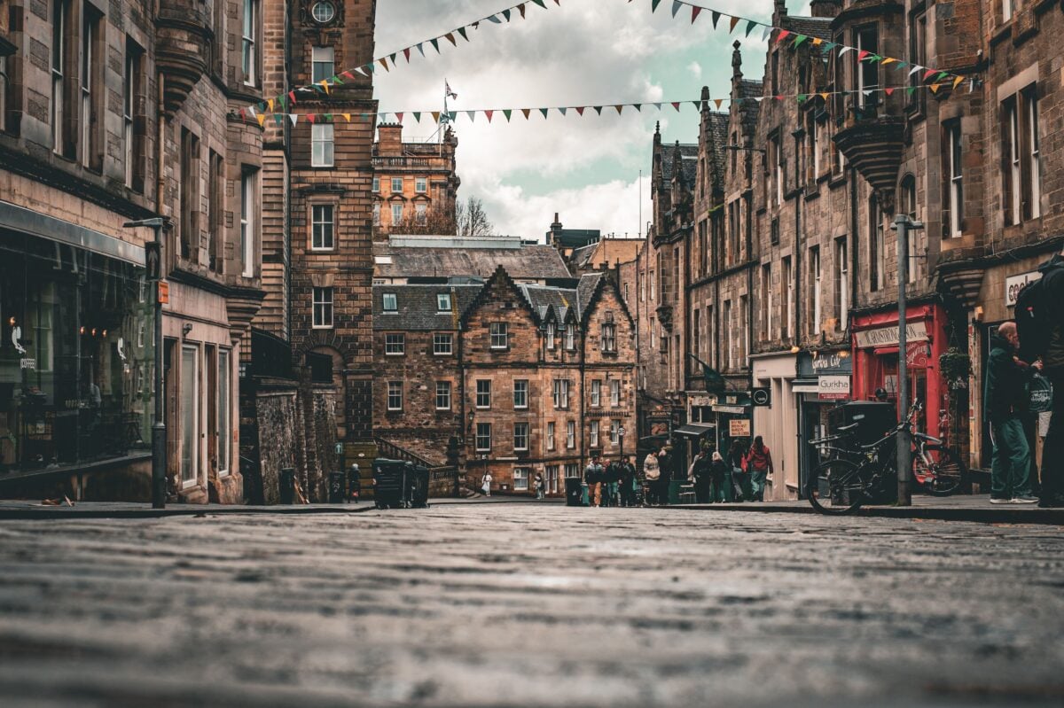 pexels 37076513 | Two Scots Abroad Scenic view of a historic street in Edinburgh, Scotland, featuring traditional architecture and colorful bunting.