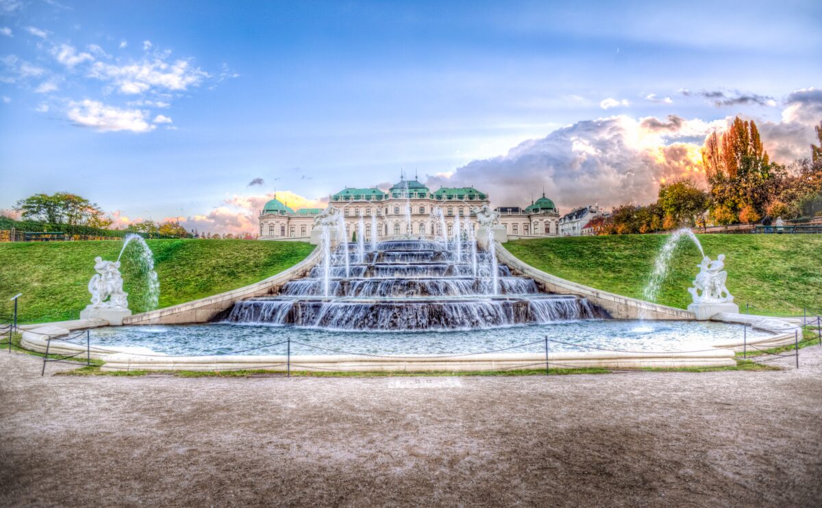 pexels 407083 | Two Scots Abroad Captivating view of Belvedere Palace with lush gardens and dynamic fountains under a bright sky.
