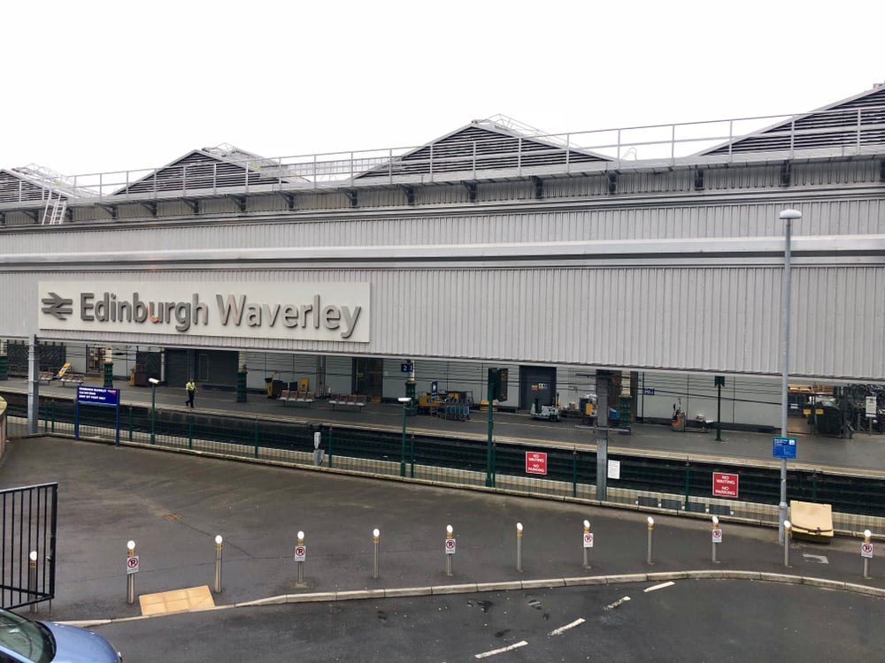 Edinburgh Waverley Station Arrivals Luggage and Nearby Sights shutterstock 1197570472 | Edinburgh Waverley Station: Arrivals, Luggage and Nearby Sights