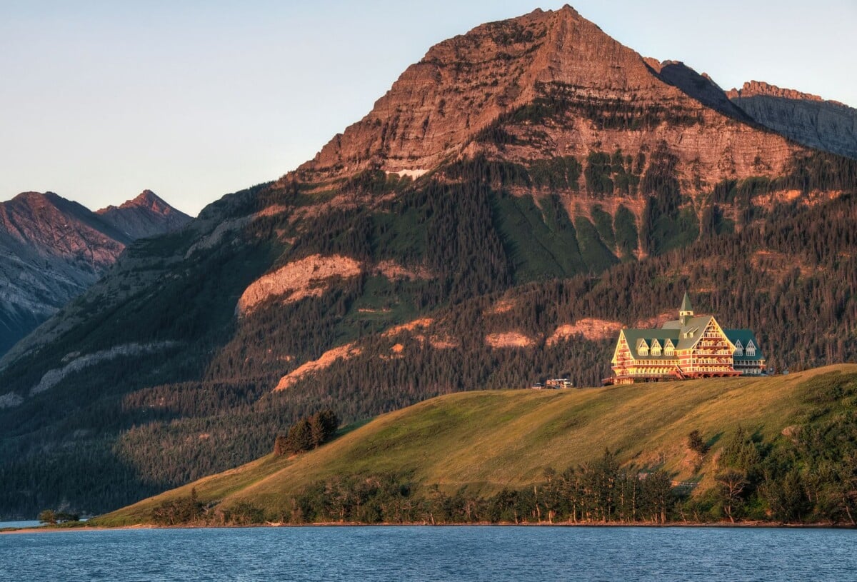 a captivating view of prince of wales hotel with mountains and lake in waterton | Two Scots Abroad A captivating view of Prince of Wales Hotel with mountains and lake in Waterton Park, Canada.