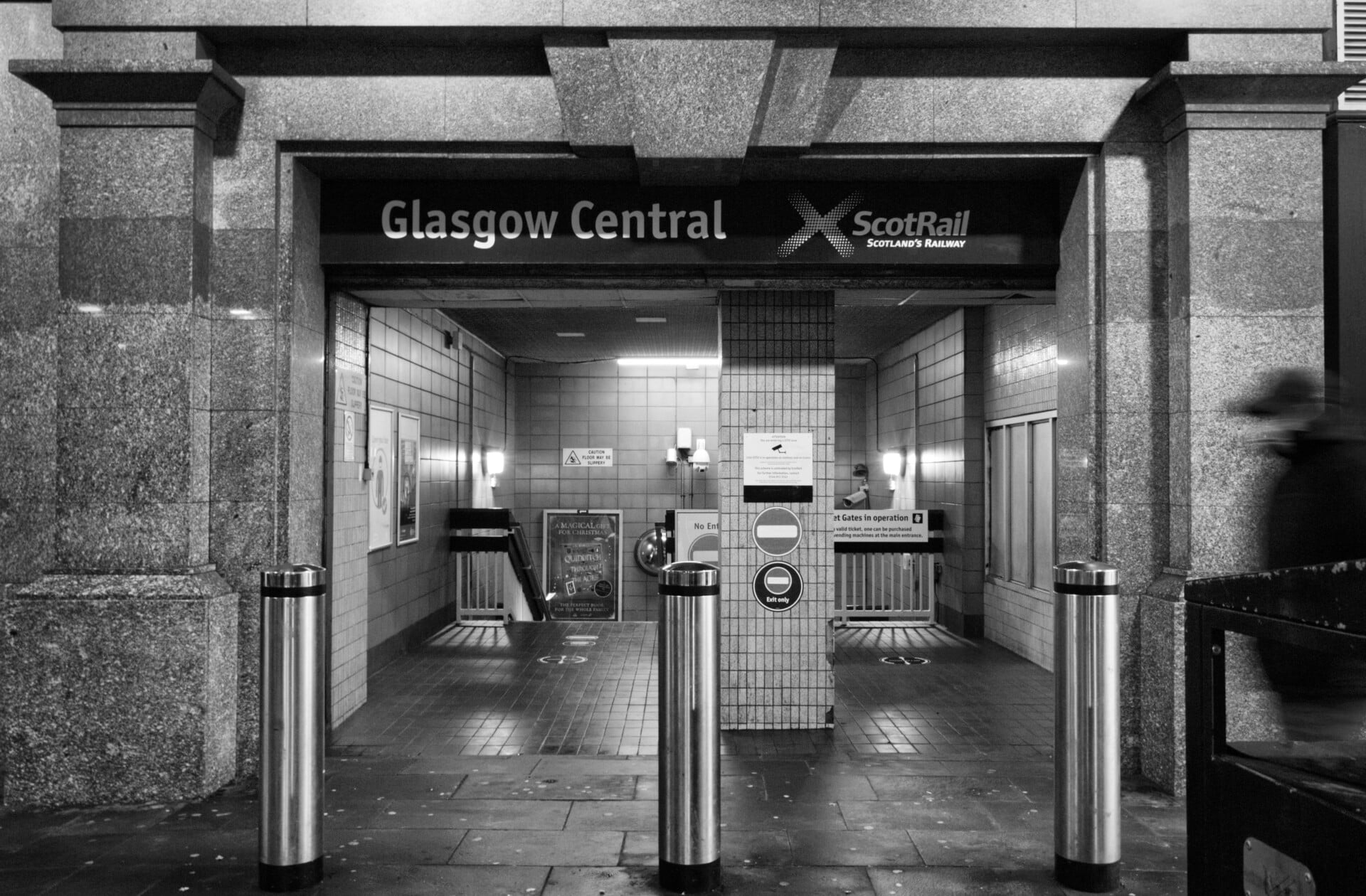 Black and white photo of Glasgow Central Station subway entrance, showcasing urban architecture
