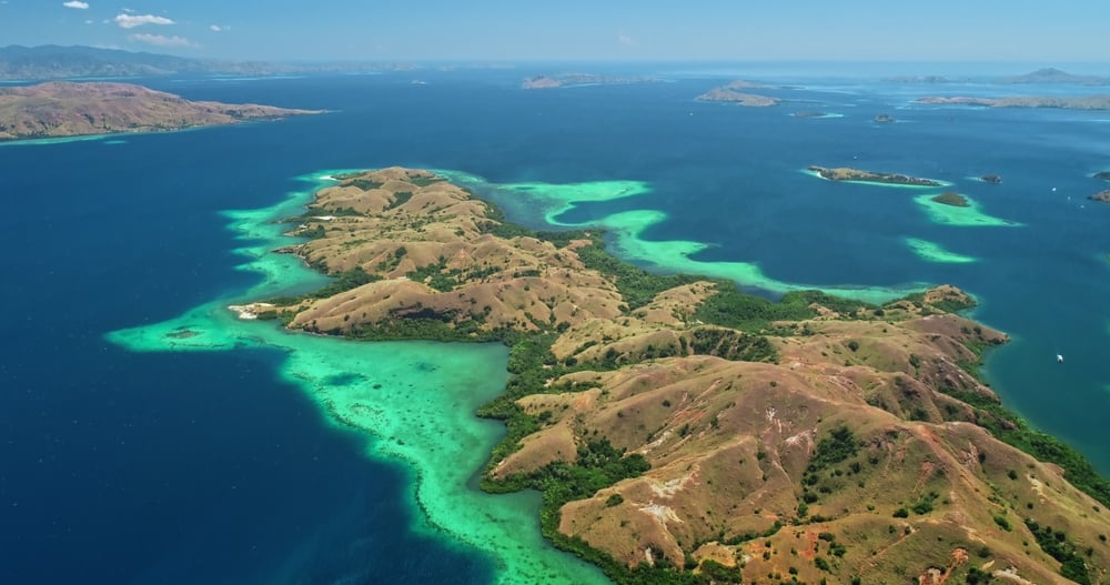 When a Komodo Liveaboard Makes Sense shutterstock 2617436405 | Two Scots Abroad When a Komodo Liveaboard Makes Sense shutterstock 2617436405 | Komodo Liveaboard vs Resort: A Planning Guide for Couples