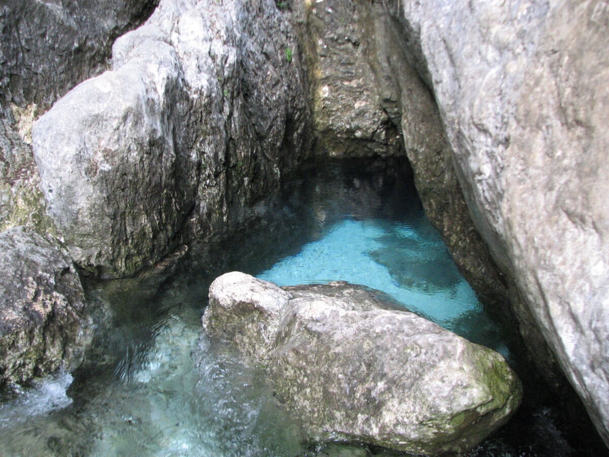 Soca izvir 2917: The river Soča as it springs from the underground in the Trenta valley, Slovenia .